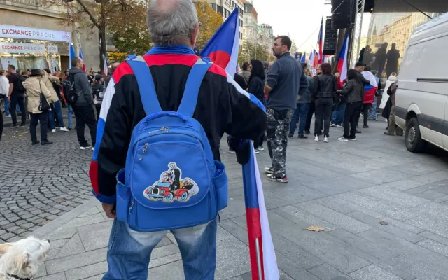 VIDEO: Na Václavském náměstí protestují tisíce lidí. Chtějí demisi vlády