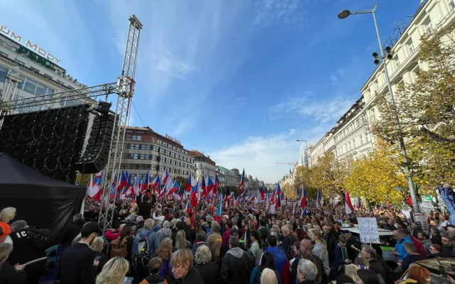 VIDEO: Na Václavském náměstí protestují tisíce lidí. Chtějí demisi vlády