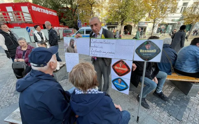 VIDEO: Na Václavském náměstí protestují tisíce lidí. Chtějí demisi vlády