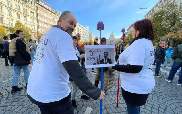 VIDEO: Na Václavském náměstí protestují tisíce lidí. Chtějí demisi vlády