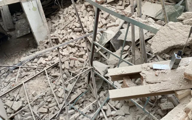 V Příbrami spadla na dělníky střecha. Pražská záchranka poslala na pomoc vrtulník