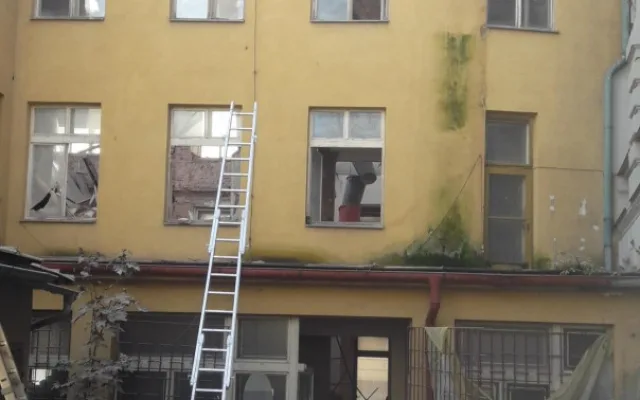 V Příbrami spadla na dělníky střecha. Pražská záchranka poslala na pomoc vrtulník