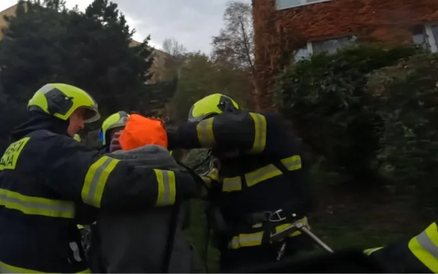 VIDEO: Z požáru bytu v Praze zachránili hasiči šest lidí a psa