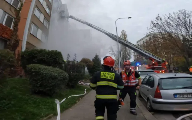 VIDEO: Z požáru bytu v Praze zachránili hasiči šest lidí a psa