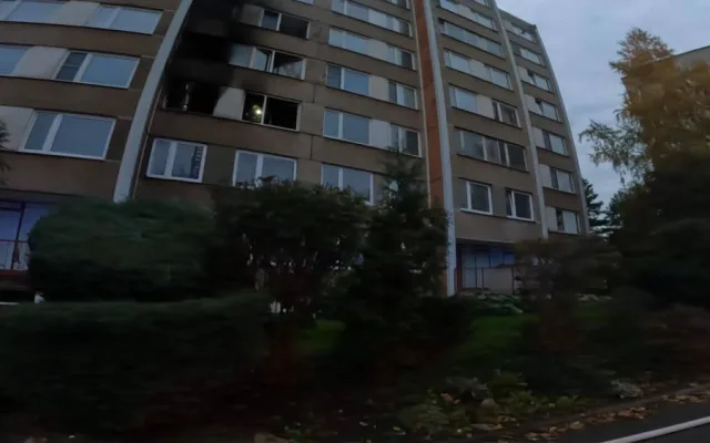 VIDEO: Z požáru bytu v Praze zachránili hasiči šest lidí a psa