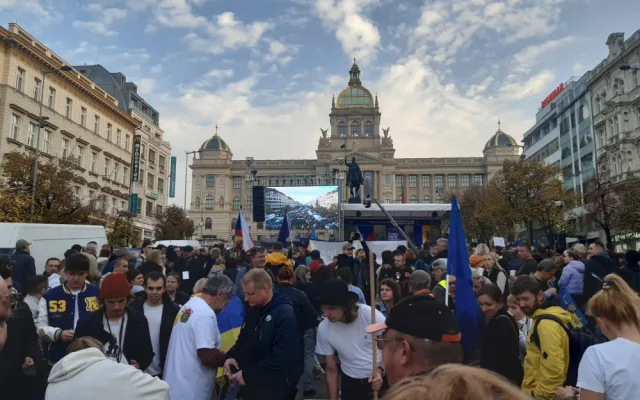 Na Václavském náměstí začíná další demonstrace, tentokrát proti extremismu. Promluví i první dáma Ukrajiny