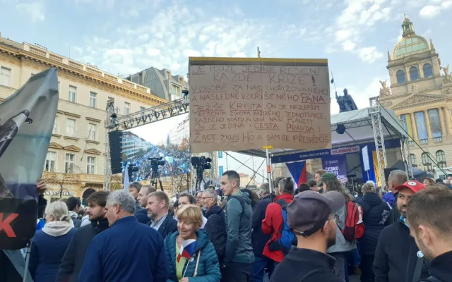 Na Václavském náměstí začíná další demonstrace, tentokrát proti extremismu. Promluví i první dáma Ukrajiny