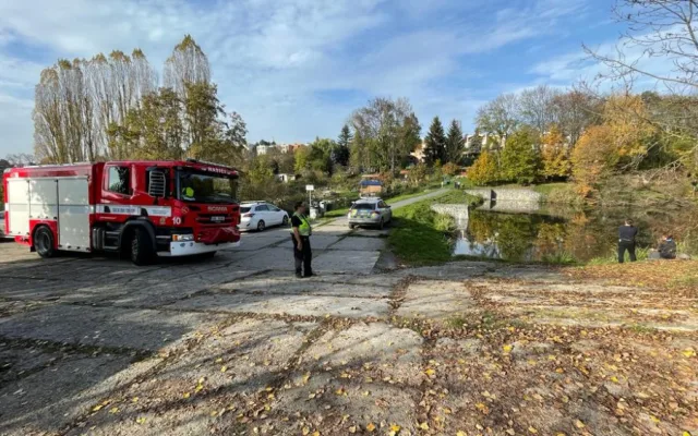 Do vodní nádrže někdo vyhodil sud s motorovým olejem. Zasahovali hasiči