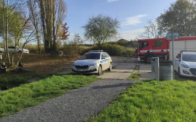 Do vodní nádrže někdo vyhodil sud s motorovým olejem. Zasahovali hasiči