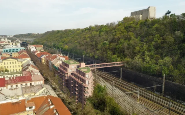 Vítkov a Karlín propojí lávka. Povede nad železniční tratí