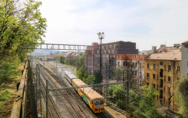 Vítkov a Karlín propojí lávka. Povede nad železniční tratí