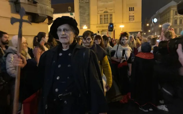 VIDEO: V Praze se slaví antihalloween. Do ulic vyrazila strašidla