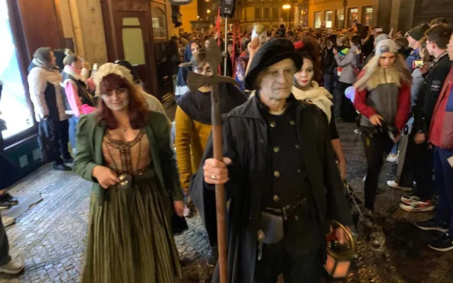 VIDEO: V Praze se slaví antihalloween. Do ulic vyrazila strašidla