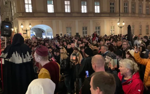 VIDEO: V Praze se slaví antihalloween. Do ulic vyrazila strašidla