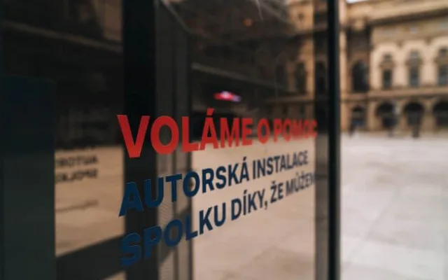U Národního divadla stojí telefonní budka. Nabízí příběhy lidí v nouzi