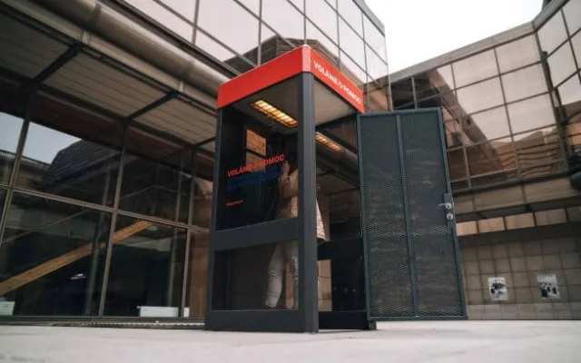 U Národního divadla stojí telefonní budka. Nabízí příběhy lidí v nouzi