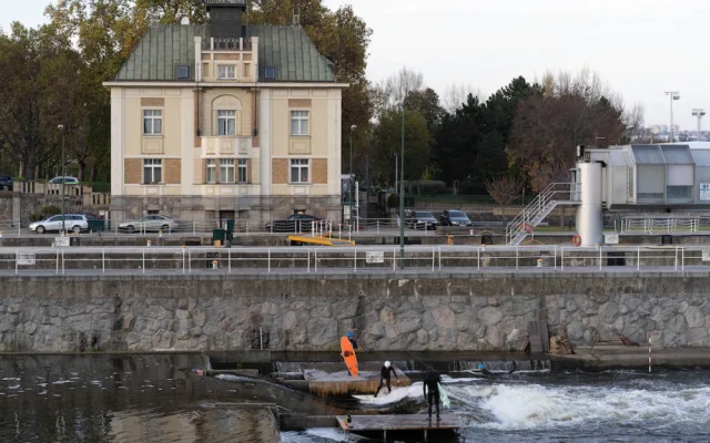 V centru Prahy se surfuje. Parta nadšenců postavila vlnu na Vltavě