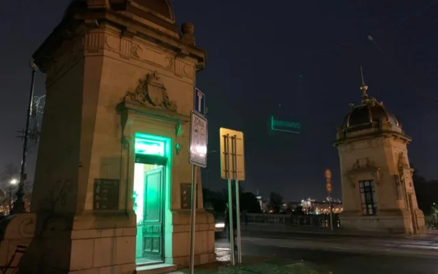Neony hyzdí památku v centru Prahy. Reklamu odstraníme, říká majitel
