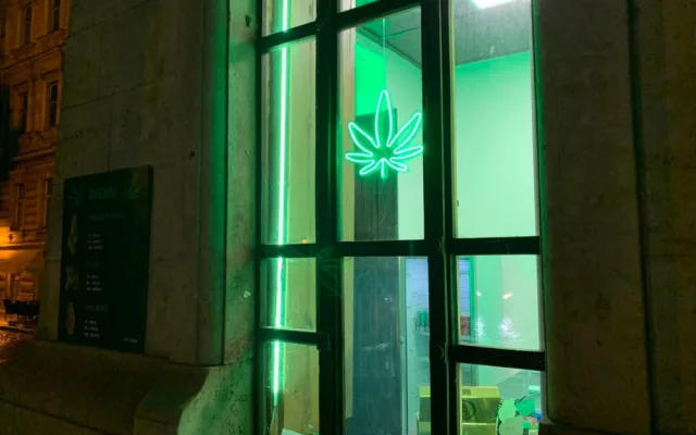 Neony hyzdí památku v centru Prahy. Reklamu odstraníme, říká majitel