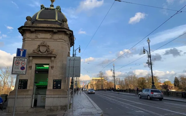 Neony hyzdí památku v centru Prahy. Reklamu odstraníme, říká majitel