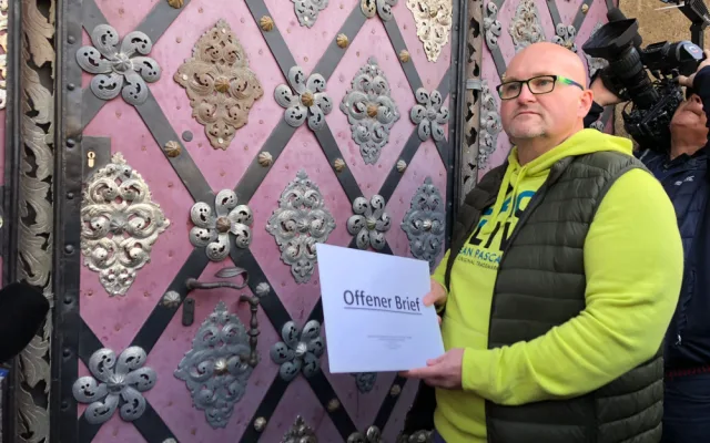 Před německou ambasádou v Praze protestovali piloti z Plzně. Jejich letiště chtějí zrušit kvůli továrně