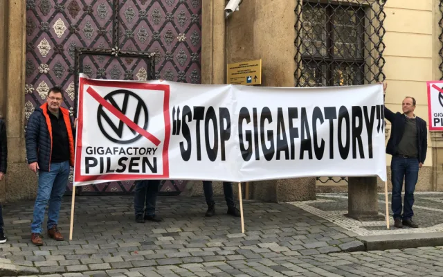 Před německou ambasádou v Praze protestovali piloti z Plzně. Jejich letiště chtějí zrušit kvůli továrně