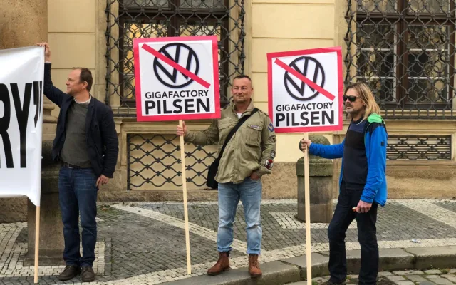 Před německou ambasádou v Praze protestovali piloti z Plzně. Jejich letiště chtějí zrušit kvůli továrně