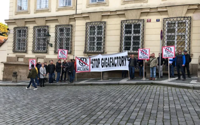 Před německou ambasádou v Praze protestovali piloti z Plzně. Jejich letiště chtějí zrušit kvůli továrně