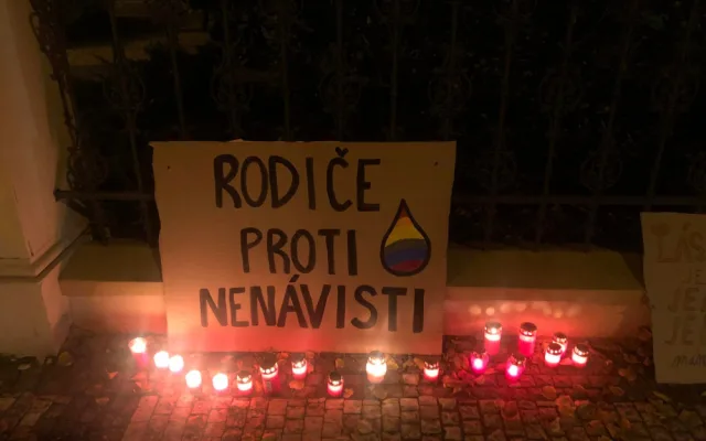 VIDEO: Před slovenskou ambasádou v Praze se sešli rodiče LGBT+ dětí