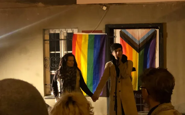 VIDEO: Před slovenskou ambasádou v Praze se sešli rodiče LGBT+ dětí
