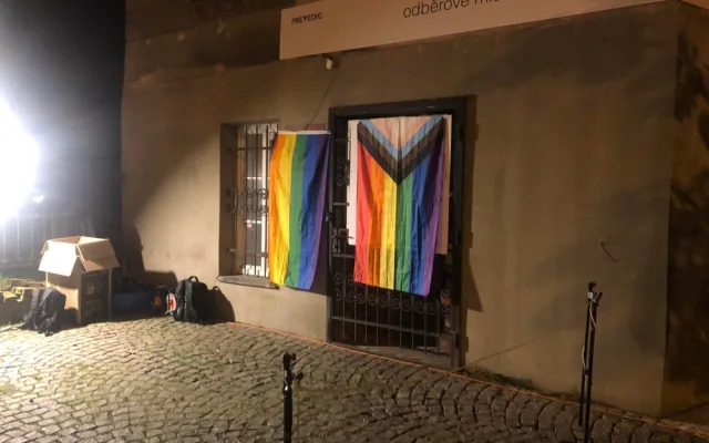 VIDEO: Před slovenskou ambasádou v Praze se sešli rodiče LGBT+ dětí
