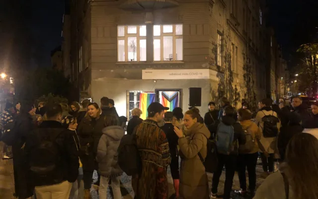 VIDEO: Před slovenskou ambasádou v Praze se sešli rodiče LGBT+ dětí