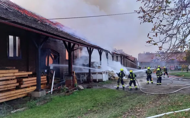 VIDEO: V Praze 8 vzplála stodola. Škoda je tři miliony