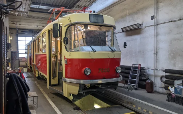 V Praze bude jezdit další retro tramvaj. Opravují ji v Brně