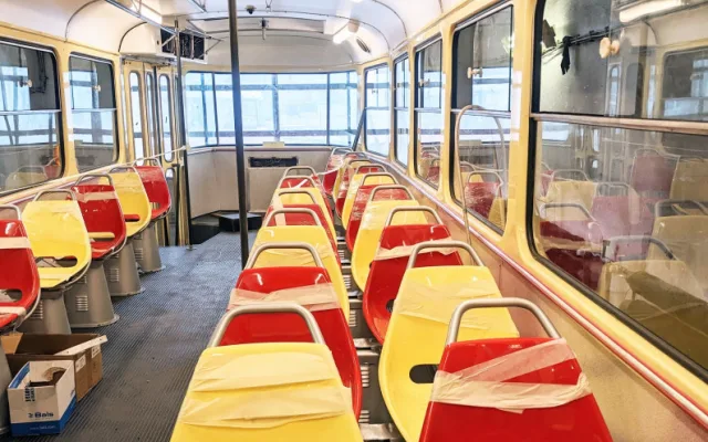 V Praze bude jezdit další retro tramvaj. Opravují ji v Brně