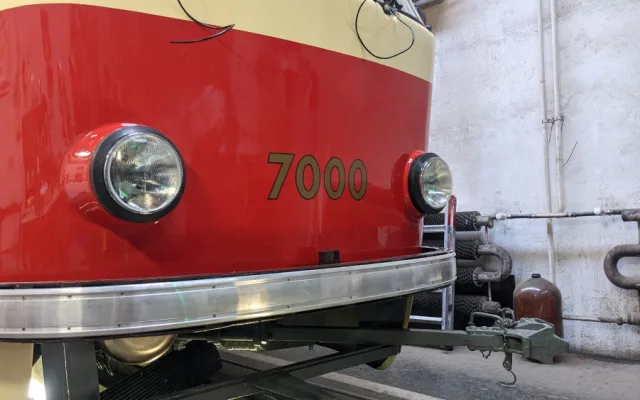 V Praze bude jezdit další retro tramvaj. Opravují ji v Brně