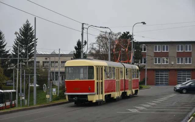 V Praze bude jezdit další retro tramvaj. Opravují ji v Brně