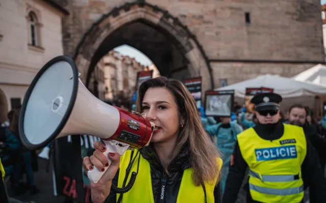 VIDEO: Účastníci průvodu Prahou protestovali proti pokusům na zvířatech