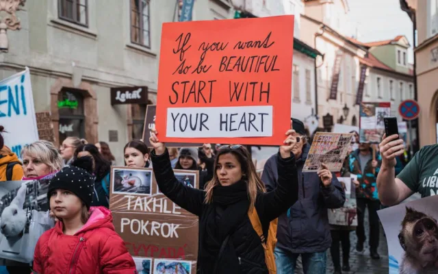 VIDEO: Účastníci průvodu Prahou protestovali proti pokusům na zvířatech