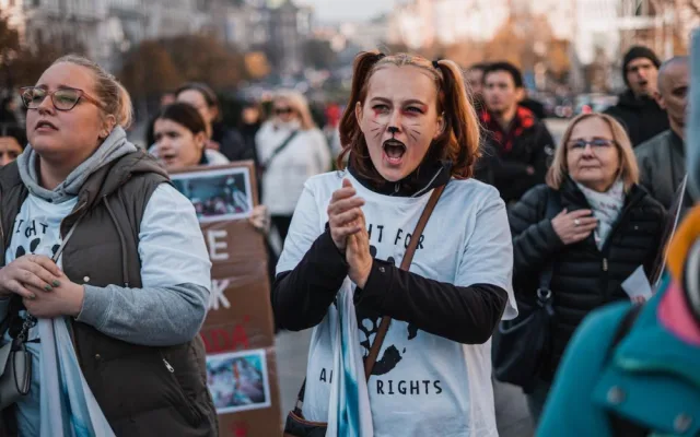 VIDEO: Účastníci průvodu Prahou protestovali proti pokusům na zvířatech