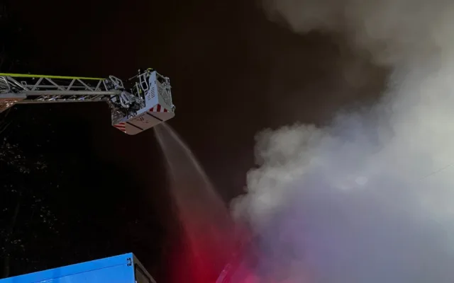 VIDEO: V Praze 4 hořel sklad kulis. Plameny poničily i sousední garáže