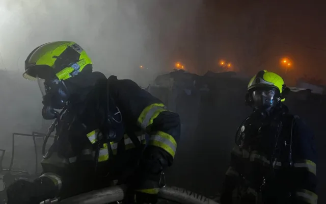 VIDEO: V Praze 4 hořel sklad kulis. Plameny poničily i sousední garáže