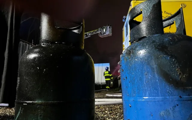 VIDEO: V Praze 4 hořel sklad kulis. Plameny poničily i sousední garáže