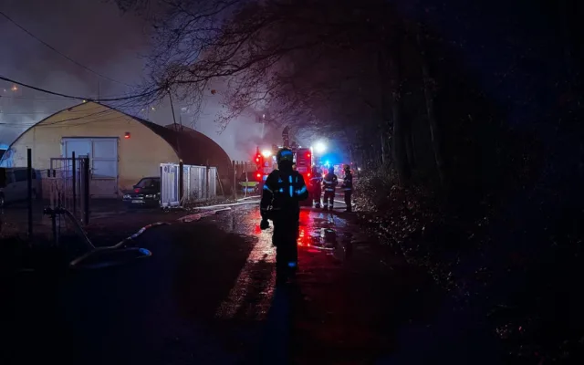VIDEO: V Praze 4 hořel sklad kulis. Plameny poničily i sousední garáže