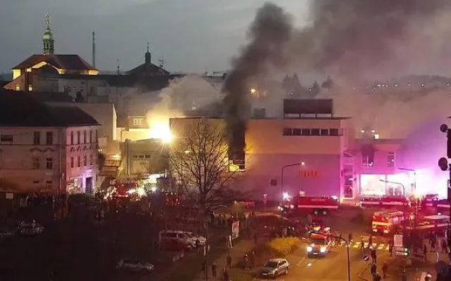 VIDEO: U Prahy vzplálo obchodní centrum, zranili se tři lidé