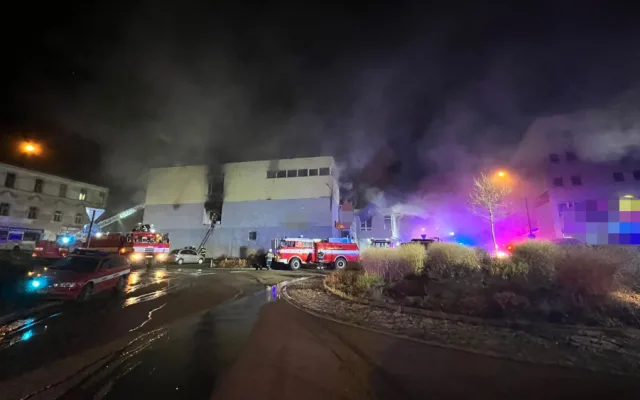 VIDEO: U Prahy vzplálo obchodní centrum, zranili se tři lidé