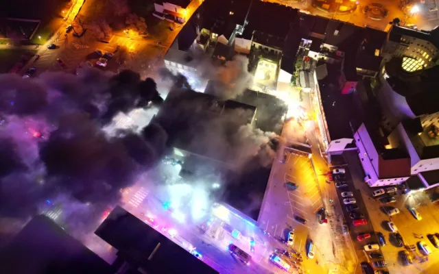 VIDEO: U Prahy vzplálo obchodní centrum, zranili se tři lidé