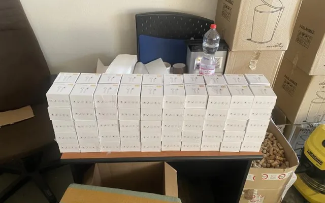 VIDEO: Pražští celníci zabavili v Sapě padělky šperků, elektroniky a hraček za téměř devadesát milionů