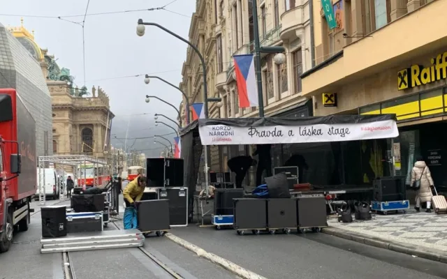 VIDEO: Národní se probouzí do sváteční atmosféry. Babiš tam byl mezi prvními