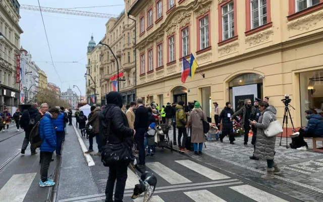 VIDEO: Národní se probouzí do sváteční atmosféry. Babiš tam byl mezi prvními